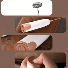 1 Pieza Mini Batidor De Leche Portátil, Batidor De Crema Para Hornear Doméstico, Mezclador Eléctrico Portátil Y Batidor De Huevos Inalámbrico - Blanco - Ver 6