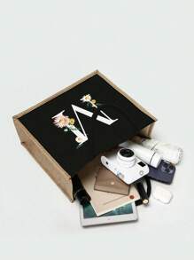 Túi xách màu đen in chữ 1 chiếc với thiết kế viền vải lanh màu vàng, đơn giản và hào phóng, quà tặng ngày lễ tình nhân, túi quà cưới cá nhân cho phù dâu nữ, túi trang điểm, túi lưu trữ du lịch đơn giản, ví mỹ phẩm màu trơn, túi trang điểm du lịch sức chứa lớn: Rất thích hợp cho hoạt động ngoài trời Sắc đẹp! Thích hợp cho đám cưới, bãi biển và ngày lễ, đây là một món quà tuyệt vời cho phụ nữ, mẹ, giáo viên, bạn bè và phù dâu. Túi lớn thích hợp cho học sinh, sinh viên đi học trở lại và giáo viên. Nó là - màu đen - Xem 5