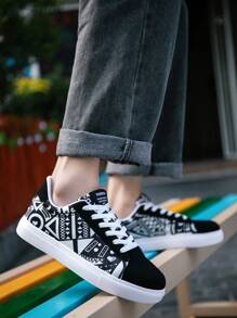 Herren Lässig Sportschuhe mit klassischem Schwarz-Weiß-Farbdesign und zufälligem personalisierten Aufdruck, Unisex, geeignet für tägliche Ausflüge und Wandersport am Valentinstag