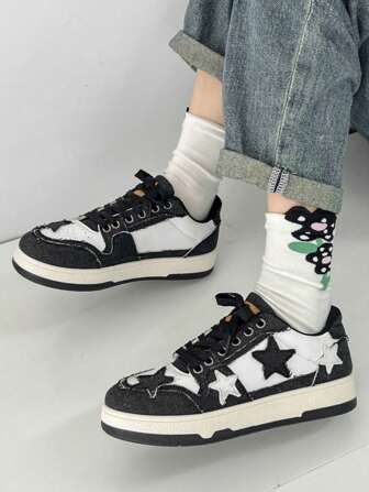 尺码较小 1 码黑色新款艺术国家明星滑板鞋，时尚休闲女鞋，圆头系带低帮运动鞋