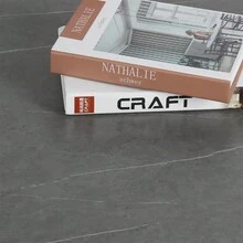 Juego de 2 mesas de centro anidadas redondas modernas, tablero de piedra sinterizada, patas pintadas en negro, mesa auxiliar apilable, mesa decorativa para sala de estar y apartamentos - Gris Claro - Ver 8