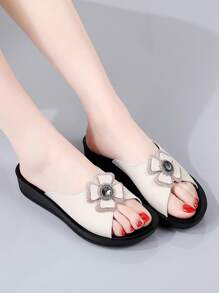 女士凉鞋，新款时尚平底防滑舒适休闲户外沙滩鞋，适合中老年妈妈，花卉水钻装饰一脚蹬拖鞋 - 米色 - 查看 6