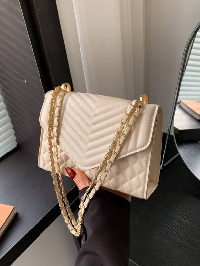 Fyrkantig väska med kedjedetaljer, minimalistisk axelväska med klaffar, moderiktig axelväska för kvinnor, mini quiltad axelväska, elegant axelväska med klaffar, moderiktig handväska och plånbok för kvinnor