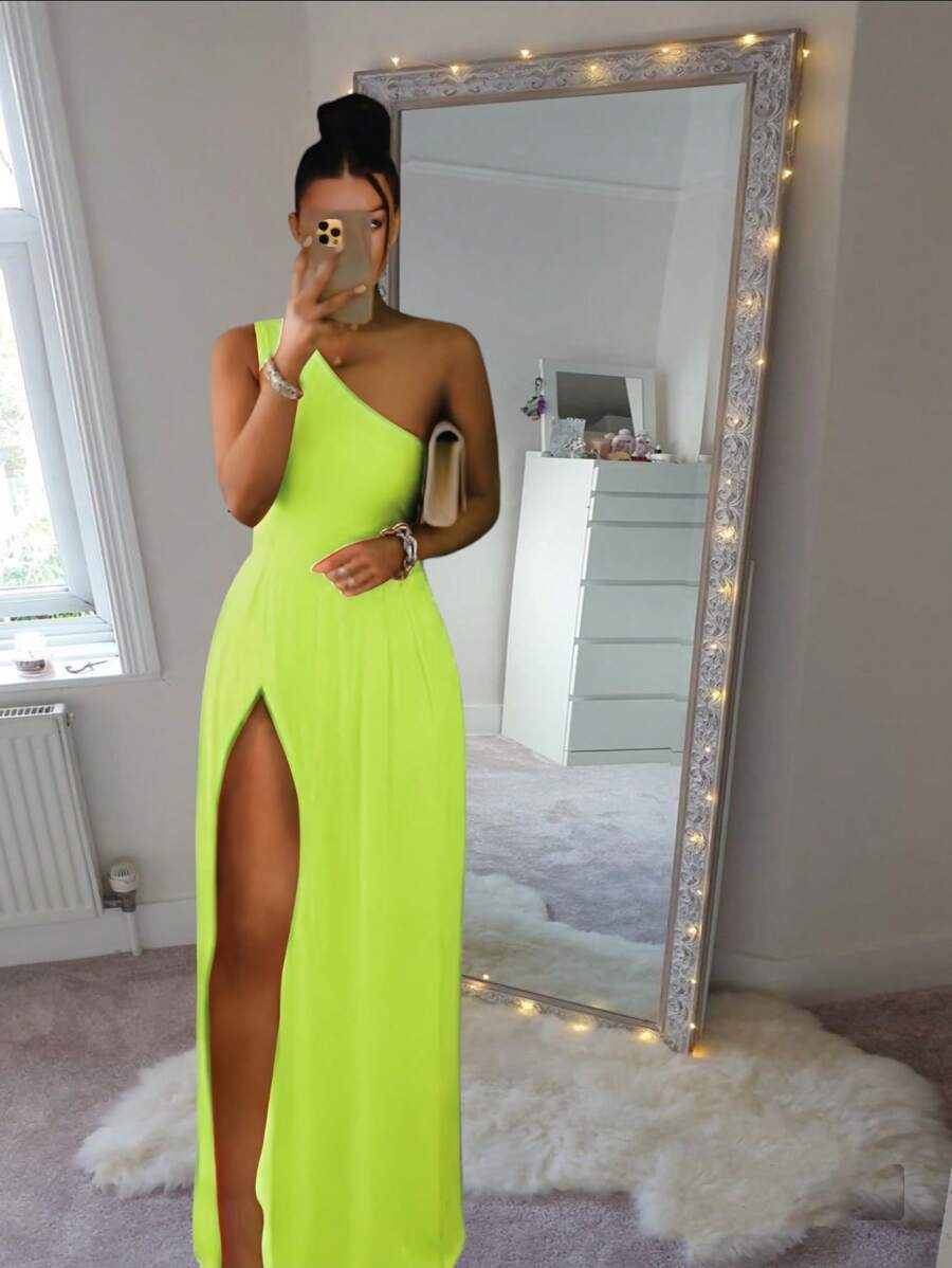 Vestido versatil a un hombro, abertura en pierna. - Amarillo - Ver 1