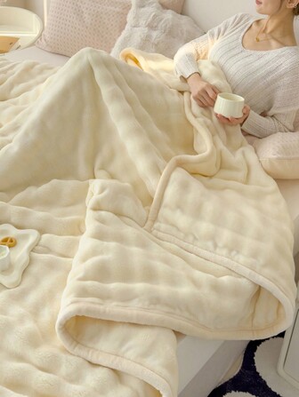 1件加厚白色仿毛毯，柔软亲肤，可用作床上用品、沙发盖毯、办公室午睡毯或礼物。珊瑚绒毯，四季皆宜，休闲舒适。