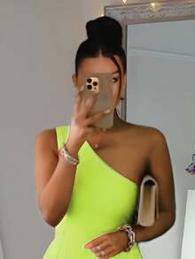 Vestido versatil a un hombro, abertura en pierna. - Amarillo - Ver 2