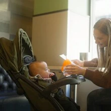 Mompush Lithe V2 Lightweight Stroller + Snack Tray, Ultra-Compact Fold & Airplane Ready Travel Stroller, Near Flat Recline Seat, Cup Holder, Raincover & Travelbag Included - Xám - Xem 2