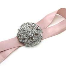 1 Stück stilvolle Brosche aus Zinklegierung und Kristallrhinestonen, Blumenform, Braut Hochzeit Party Dekoration, Valentinstag Valentinskleid Accessoire, Pin für Kleidung, Tasche, Charm, Schule, Büro Accessoires, Hemden, Jacken, Schmuck, Weihnachten, Halloween Kleidung, lustiges, süßes Geschenk für Lehrer, Halloween Accessoires, Lehrertag