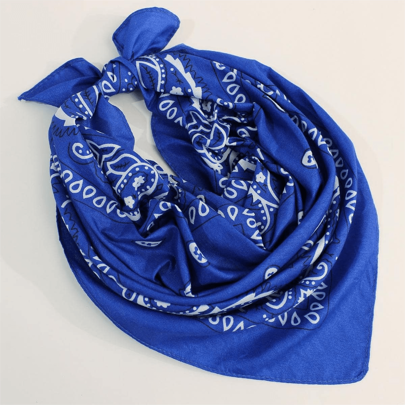 وشاح مربع للنساء بطباعة نباتية، بأسلوب بوهيمي عفوي، مناسب للاستخدام اليومي