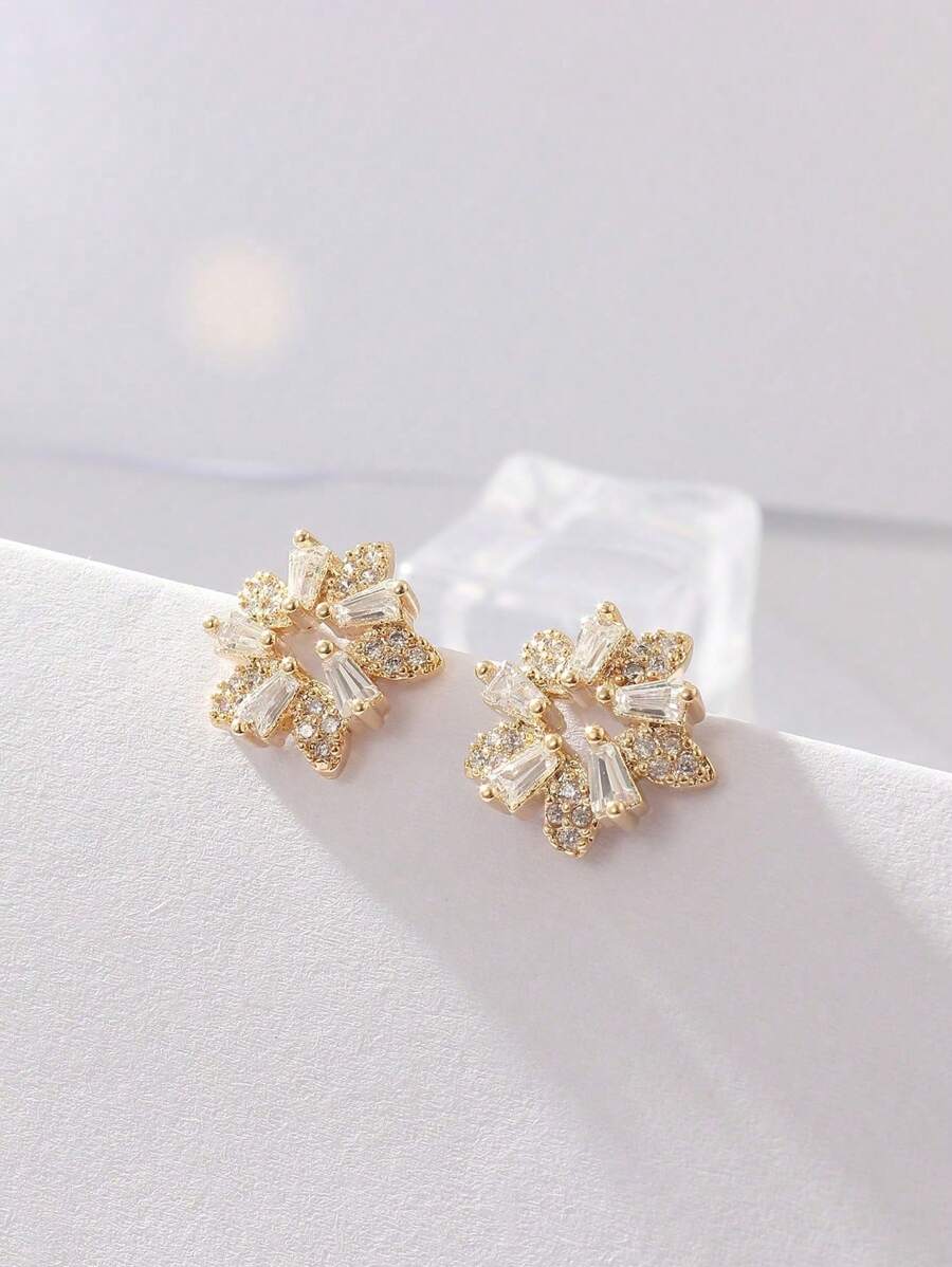 1pair Delicate Copper Plated Zirconia Snowflake Stud Earrings For Women, Luxury And Fashionable - Yellow Gold - View 1