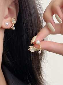 1pair Tulip Shaped Faux Pearl Stud Earrings. Fine Luxury Design Suitable For Elegant Women. Fashionable Classical Earrings Made Of Alloy And Korean High-End Jewelry Accessory. Perfect For Festival Parties, Gift Giving And Other Occasions. - Tulip Pearl Earrings - View 2