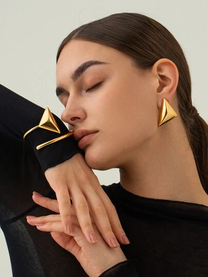 Uworld 1pc Titanium Steel 18K Gold Plated Stainless Steel Ear Stud Earring With Triangle Wavy Pattern, New Style Fashion