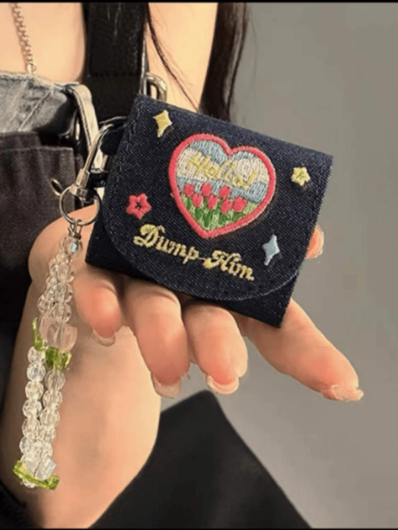 玫瑰夏日牛仔布保护套适用于 Apple Airpods Pro 2，带有刺绣心形郁金香花朵图案和手带，适用于 Airpods Pro 2/3 和 1/2 无线耳机 - 藏蓝色 - 查看 1