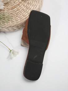 2024 Letnia moda Tygrysia głowa klamra ozdoba płaskie wsuwane na zewnątrz vintage casualowe sandały z odkrytymi palcami