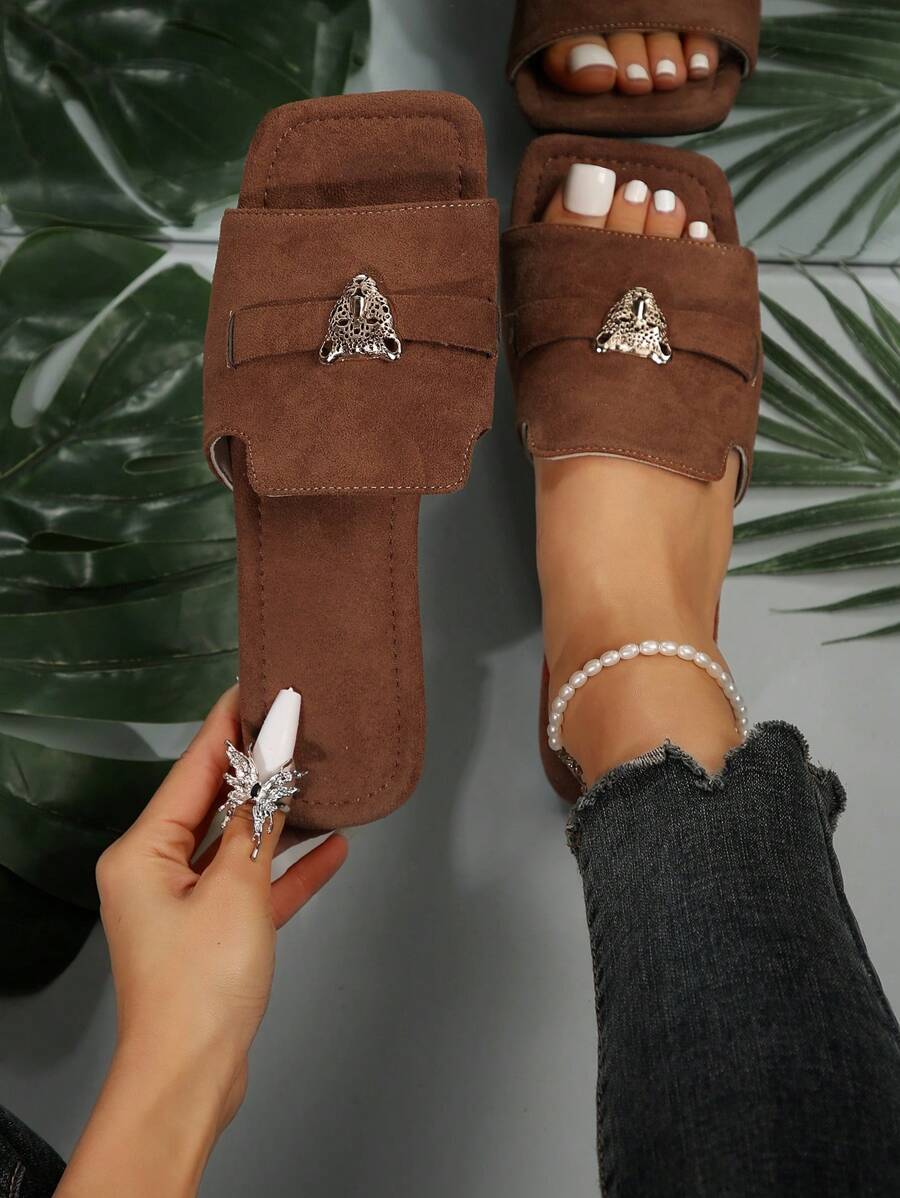 2024 Letnia moda Tygrysia głowa klamra ozdoba płaskie wsuwane na zewnątrz vintage casualowe sandały z odkrytymi palcami