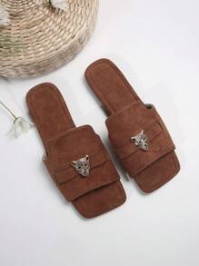 2024 Letnia moda Tygrysia głowa klamra ozdoba płaskie wsuwane na zewnątrz vintage casualowe sandały z odkrytymi palcami