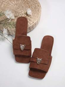 2024 Letnia moda Tygrysia głowa klamra ozdoba płaskie wsuwane na zewnątrz vintage casualowe sandały z odkrytymi palcami