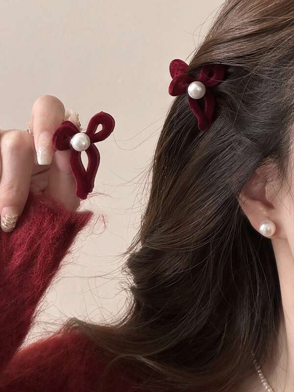 قطعتان من مشابك الشعر لليدات، مشبك شعر من القطيفة الحمراء بعقدة شكل فيونكة وزخرفة اللؤلؤ الصناعي، ومشبك صغير آخر للشعر مزين باللؤلؤ الصناعي، أنيقة للمظهر الجامعي، مناسبة للحفلات والرقص والاستخدام اليومي، في عيد الحبرمضان