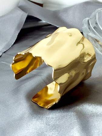 Fashionable Minimalist Wave Pattern Metal Bangle