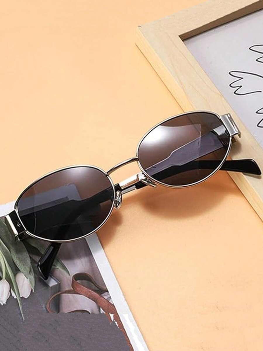 一副女士复古小框椭圆形个性化时尚眼镜，设计优雅，适合日常佩戴，也可作为沙滩配饰，是秋冬季女士眼镜的理想之选，可搭配基本款服装、商务休闲装、夏季海滩度假、户外活动和旅行。