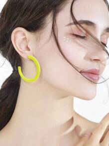 Xiacheng 4 pares de pendientes redondos y fluorescentes de acrílico candy para mujeres estilo los años 80s y 90s, aretes con aro de colores retro y dorados para fiestas de disfraces o fiestas de baile.