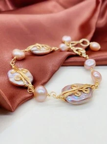 A Classic Baroque Style Faux Pearl Bracelet With Elegant Pink Tone, Suitable For Daily Outfits, Parties, And Other Formal Occasions. Suitable For Women, It Is Stylish And Fashionable. It Features Exquisite And Retro Design, Perfect Match For Various Styles Such As Cold, Light Luxury, And Workplace. A Great Accessory For Mother's Day Gift, Graduation Ceremony, And For Friends