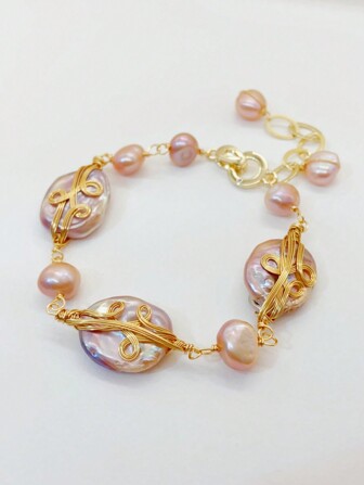 A Classic Baroque Style Faux Pearl Bracelet With Elegant Pink Tone, Suitable For Daily Outfits, Parties, And Other Formal Occasions. Suitable For Women, It Is Stylish And Fashionable. It Features Exquisite And Retro Design, Perfect Match For Various Styles Such As Cold, Light Luxury, And Workplace. A Great Accessory For Mother's Day Gift, Graduation Ceremony, And For Friends