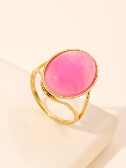 1枚18K镀金不锈钢戒指，镶嵌粉色椭圆形宝石，适合女性日常佩戴或作为礼物。