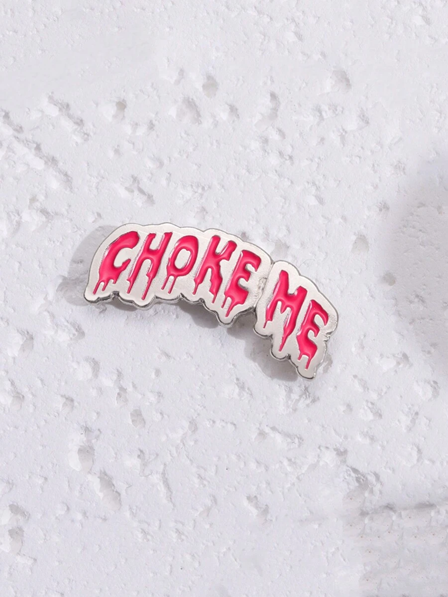 1只“choke Me”粉色英文字母卡通徽章,時尚珠寶配飾,可日常穿戴於衣服或背包上,適用於男女
