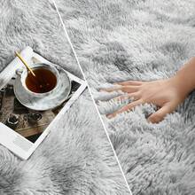 1入 推薦款輕灰色柔軟舒適的地毯。 輕灰色,深灰色和海藍色冷色調；暖色調包括駝色,卡其色,咖啡棕色和優雅的灰紫色,蓮藕色。地毯採用超柔軟材料製成,使用升級海綿墊,具有防滑耐用性。 適用於客廳,臥室,陽光房和兒童房。 品質高端價格實惠,毛茸茸的長毛地毯營造出親密氛圍,非常受歡迎,是大多數家庭的理想之選