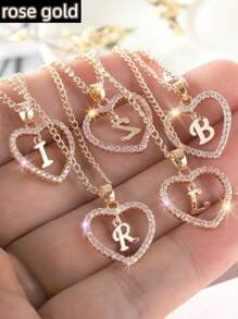 1 pieza Collar con colgante de corazón y letra de moda para mujeres, collar con dije con contorno de corazón y letras del alfabeto del A al Z, personalizable con nombre o aniversario, versátil para uso diario