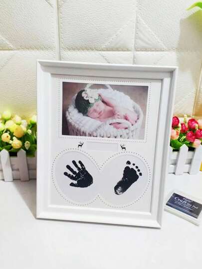 1 khung ảnh in dấu tay và chân bé màu trắng, kỷ niệm sáng tạo ghi lại sự phát triển của trẻ sơ sinh, phù hợp với dấu tay và chân của trẻ sơ sinh có kích thước lên đến 13cm.