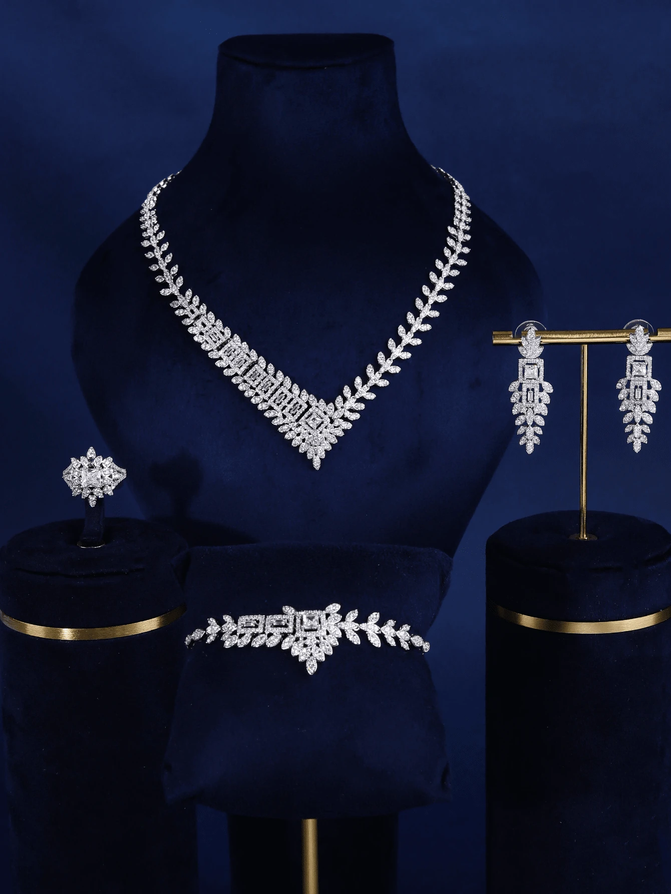 4 件套奢华设计珠宝套装，镀铂金铑迪拜阿拉伯时尚女士派对、婚礼、情人节礼物 - 方鑽不對稱 - 查看 1