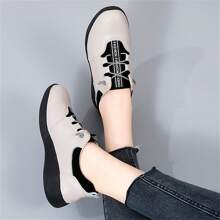 Spring/Summer Women's Comfortable Flat Walking Shoes, Soft Sole Lace-Up Outdoor Sneakers
