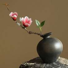 1入組人造短莖木蘭花,採用乳膠製造,高度仿真,適合彎曲的形狀,是家居裝飾、母親節禮物、春/夏裝飾、商店櫥窗展示、餐桌中心裝飾的理想選擇。 - 玫紅色 - 查看 3