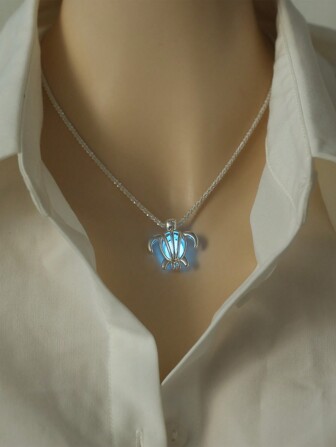 Nooxian 1 Pieza Moda- Collar De Clavícula Retorcida Plateado Brillante Plateda. Con Colgante Hueco En Forma De Tortuga Luminosa Para La Noche