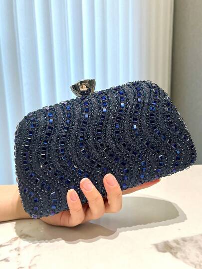 Bröllopsväska Elegant väska för kvinnor Lämplig formella tillfällen som banketter, bröllop, danser och fester. Denna mörkblå färgade väska är utsmyckad med strass och kan användas som aftonväska, klänningsväska, fritidsväska, crossbody-väska. Kungligt parti