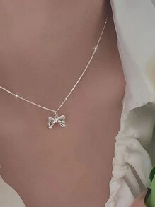 1件女士独特时尚锁骨链项链，设计别致高端，配有蝴蝶结吊坠，是情人节礼物的完美之选。 - 單層蝴蝶結項鍊 - 查看 2