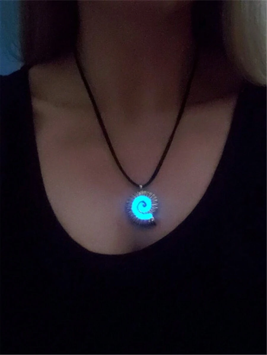 1pc New Dark Glowing Mermaid Conch Pendant Necklace Sound Sea Shell Necklace Witch Spiral Conch Costume Ladies Jewelry Gift