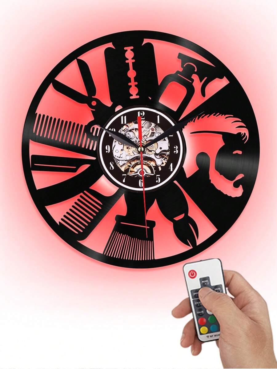 1入組黑膠唱片壁掛鐘。以男性理髮工具為題材,裝飾髮廊的時鐘。內含彩色led燈,遠程控制照明。時鐘無滴答聲,為起居室,臥室和書房等空間提供裝飾性牆鐘。適用於美容院,個性化髮廊和美髮沙龍。 - 遙控燈控款 - 查看 1