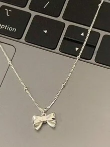 1件女士独特时尚锁骨链项链，设计别致高端，配有蝴蝶结吊坠，是情人节礼物的完美之选。 - 單層蝴蝶結項鍊 - 查看 4