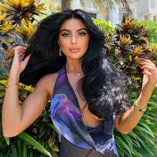 28英寸中分长款波浪黑色假发，耐热合成纤维，外观自然，适合日常佩戴和派对场合