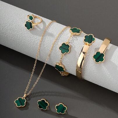 1 Bộ trang sức nữ: 1 dây chuyền mặt cỏ bốn lá may mắn, 1 vòng tay, 1 đôi hoa tai, 1 nhẫn, 1 vòng tay