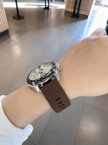 硅膠錶帶涼爽男士手錶,配有超過43mm的圓錶盤和淺色錶盤,石英運動,適用於商務和休閒場合 - 棕色 - 查看 2
