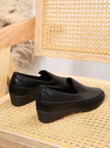 Women's Black Slip-On Loafers, Low Heel Soft Bottom Casual Leather Shoes, Spring/Autumn New Arrival - Black - View 4