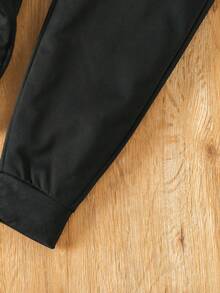 2 件套年轻男孩字母印花长袖连帽衫和慢跑裤套装，适合春秋季节 - 黑色 - 查看 4