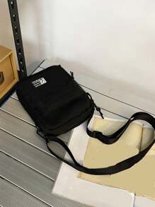 男士帆布撞色迷你斜挎包，带吊坠，可作单肩包使用，可装手机、护照、信用卡等，是旅行、上学、音乐会、节日、体育赛事等场合的理想之选。大容量多功能斜挎包，适合大学生，是度假旅行的必备单品，也可用作男士露营斜挎包、返校包、春假包、斜挎包、文具钱包、单肩包、侧挎包、迷你包、手机包、帆布手提袋、相机包等。