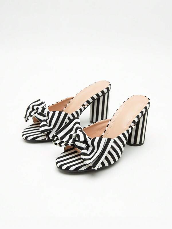 Sandales d"été pour femmes à talons hauts avec décor de fleurs à papillons Boucle de papillon Talons épais Pantoufles à enfiler pour la fête quotidienne en plein air Talons hauts à bout ouvert Sabots tricotés épais pour femmes pour le printemps / été Talons de la Saint-Valentin ludiques, et élégants, romantiques et accrocheurs.