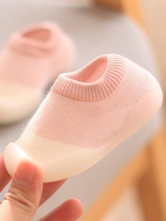 1對秋冬季軟底幼兒童襪子,帶有防滑大底,適用於室內使用（1-3歲）