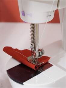 Kit Mini Ferro de Passar Mais Mini Maquina De Costura Bivolt 110/220v - Multicolorido - Visão 4